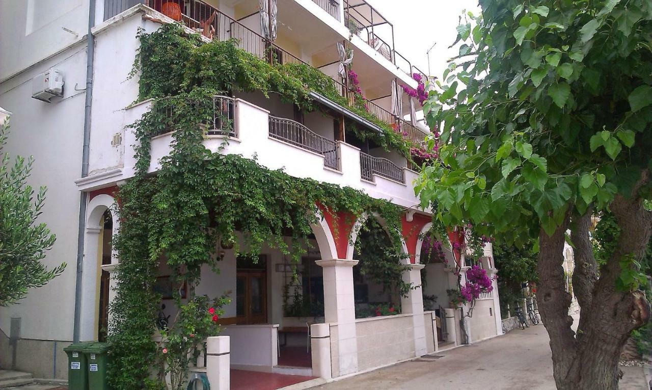 Beachfront Comfort Apartments Sinajko Подгора Экстерьер фото